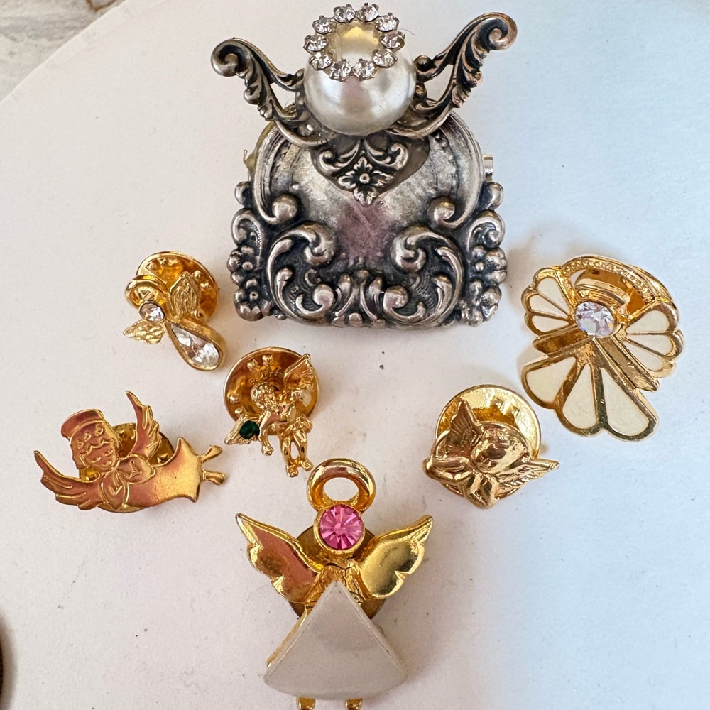 Charming vintage 7 Gold and silver tone Angels Brooch Set bundle